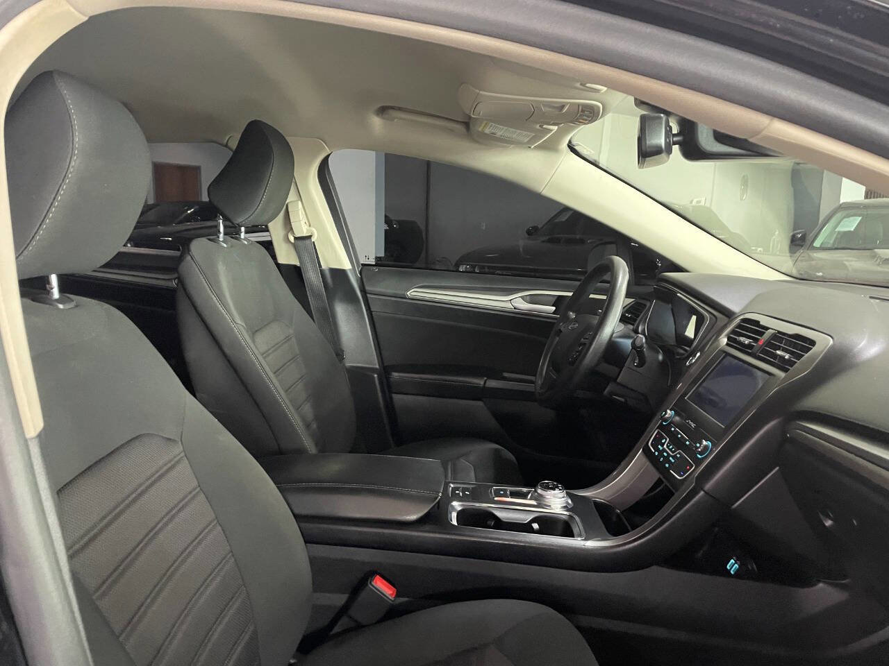 Used 2020 Ford Fusion SE image 26