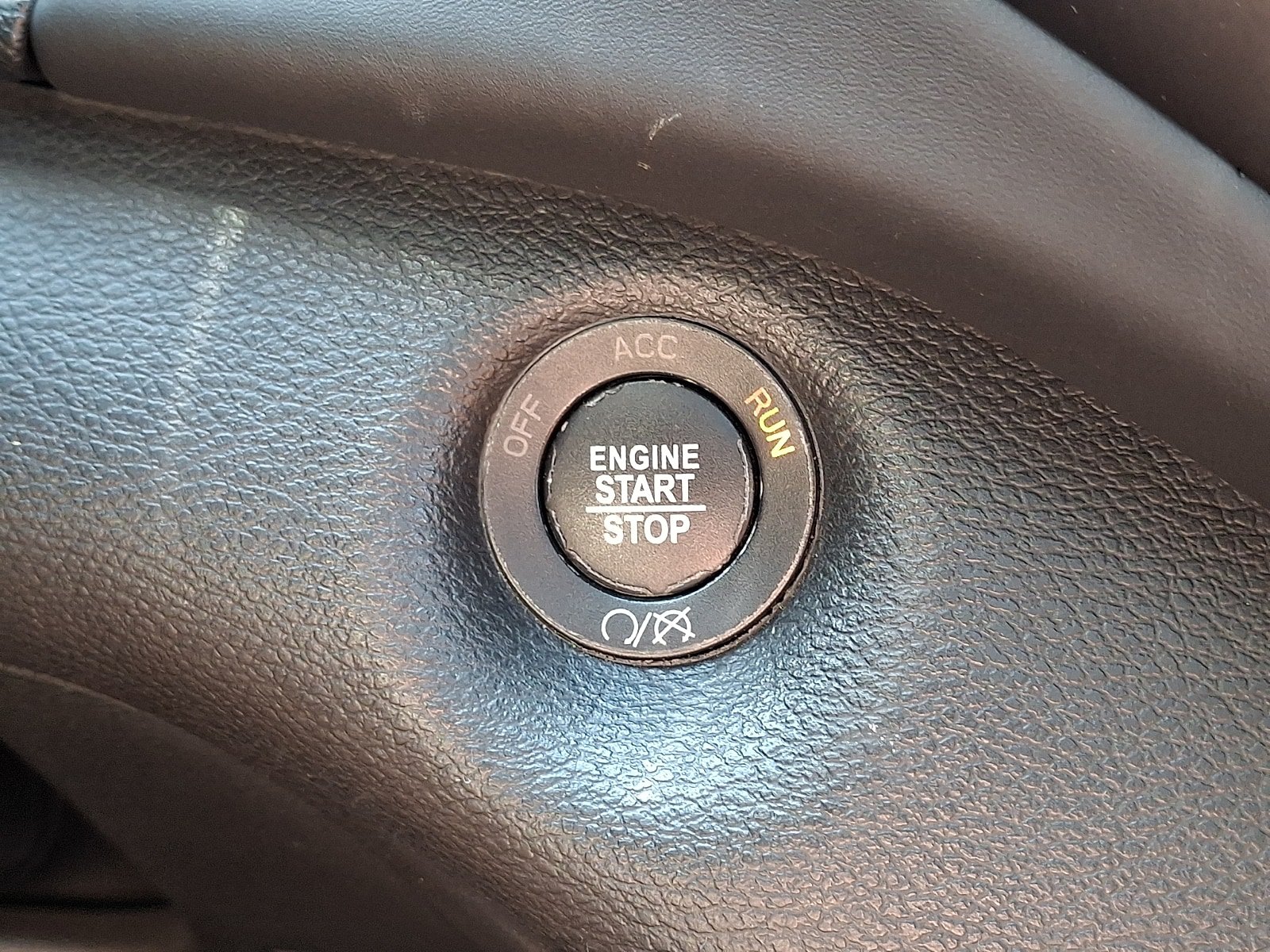 Used 2019 Jeep Cherokee Overland w/ Technology Group AWD/4WD image 28