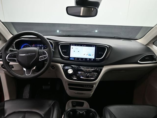 Used 2023 Chrysler Pacifica Touring-L image 13