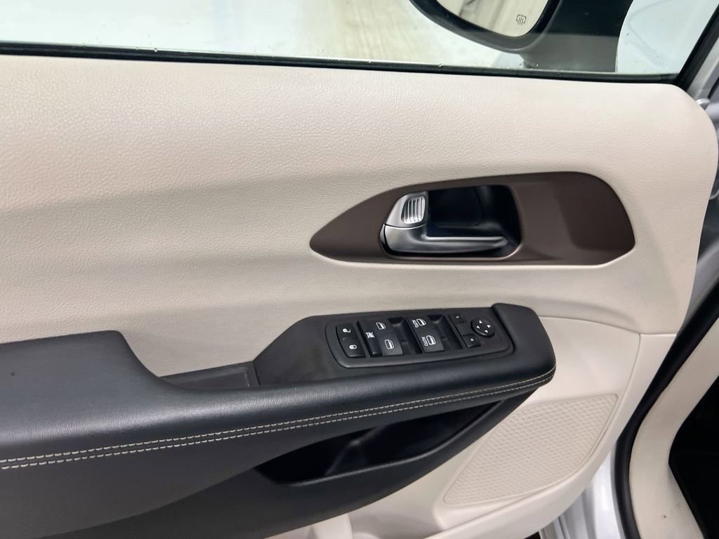 Used 2023 Chrysler Voyager LX image 20
