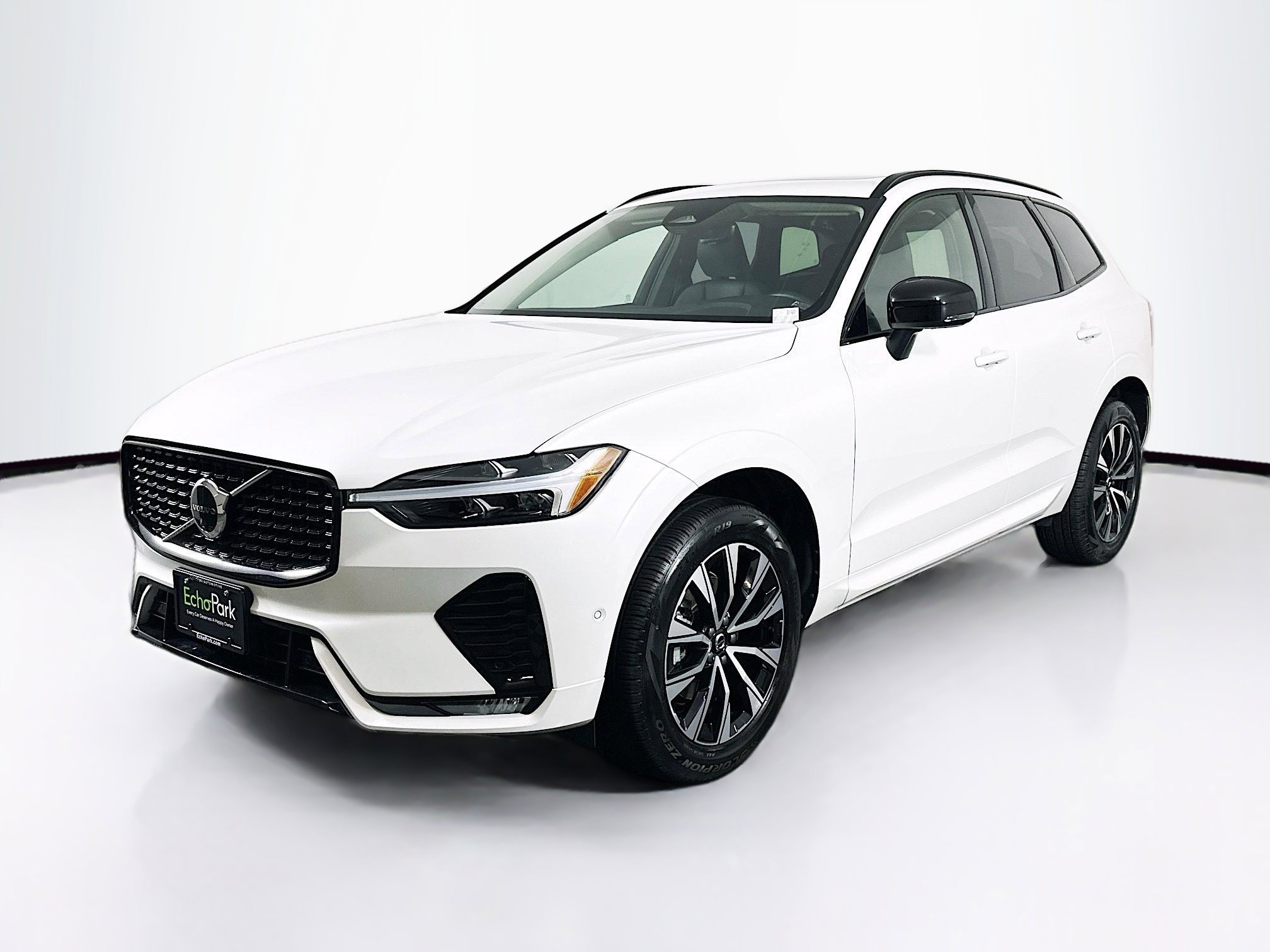 Used 2025 Volvo XC60 B5 Plus image 3