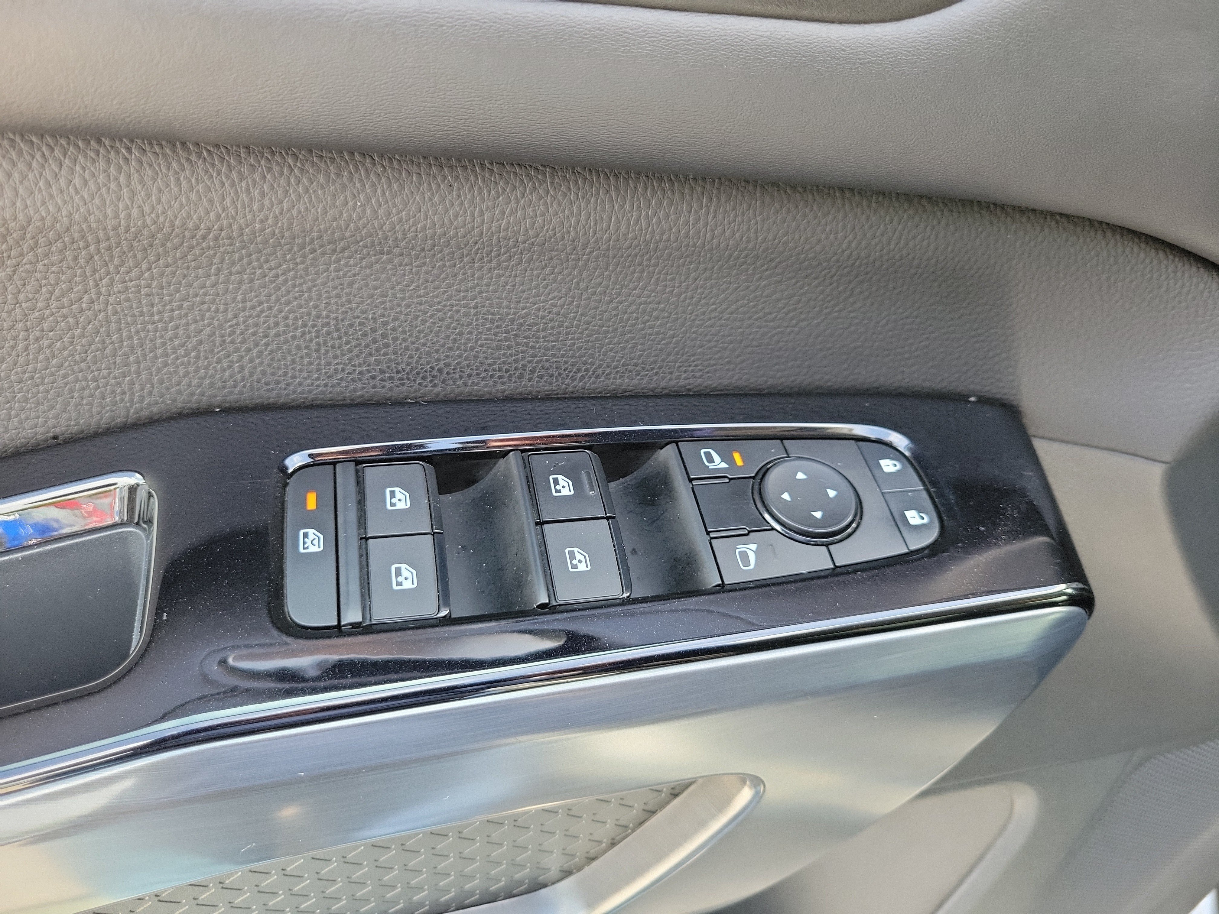 Used 2024 Nissan Pathfinder SL w/ Black Appearance Package FWD image 27