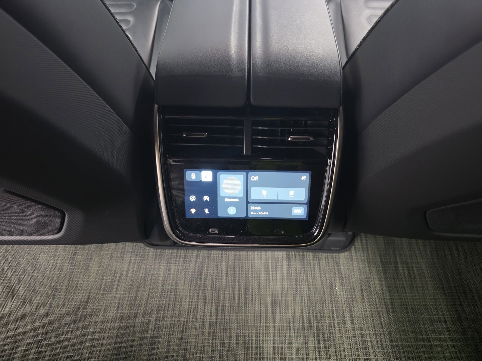 Used 2024 Rivian R1S Adventure AWD/4WD image 30