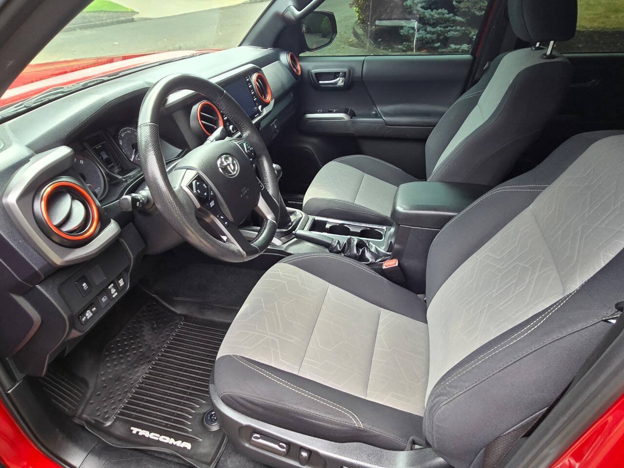 Used 2021 Toyota Tacoma TRD Off-Road w/ Technology Package AWD/4WD image 12