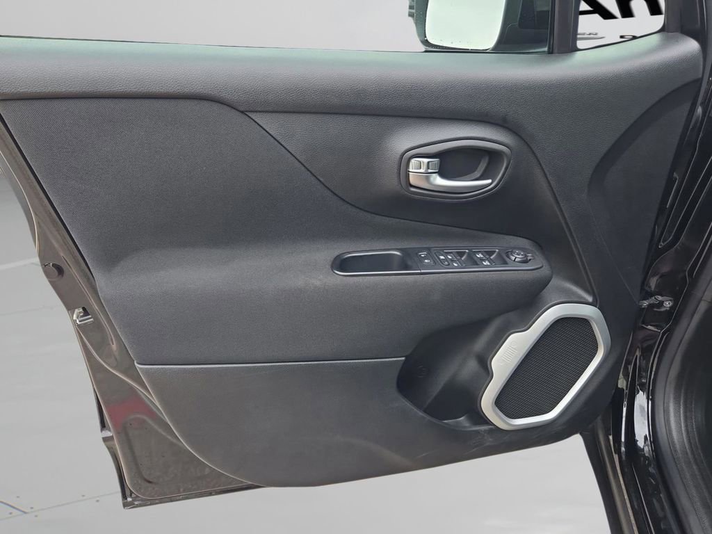 Used 2018 Jeep Renegade Latitude image 12