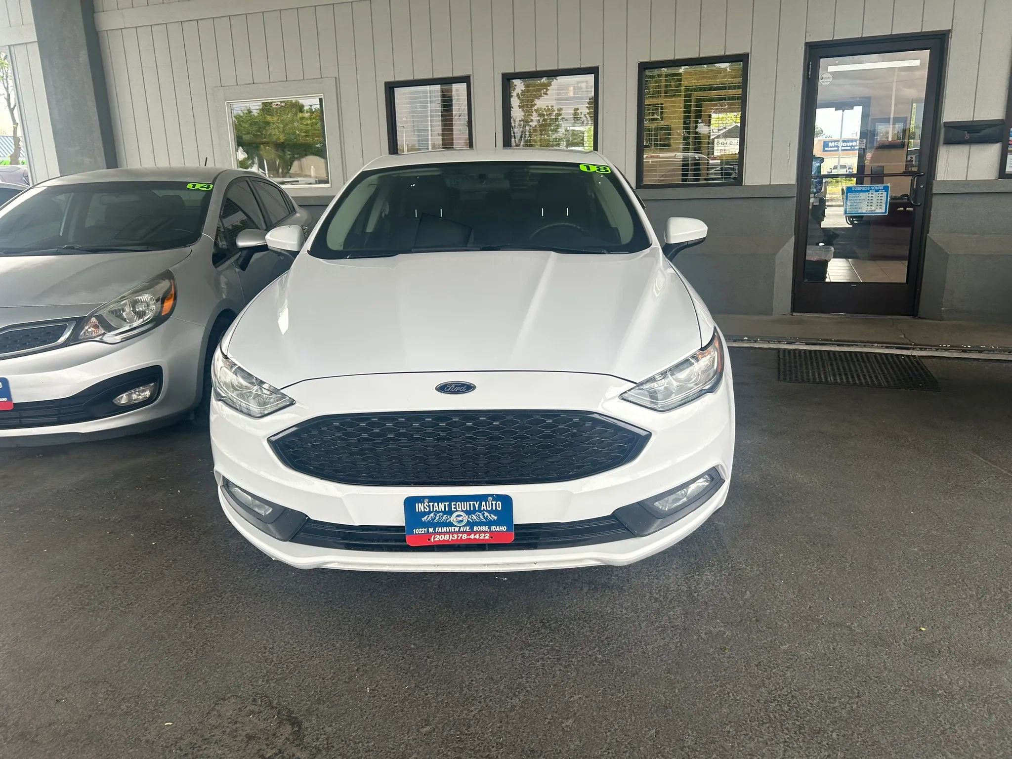 Used 2018 Ford Fusion SE FWD image 2