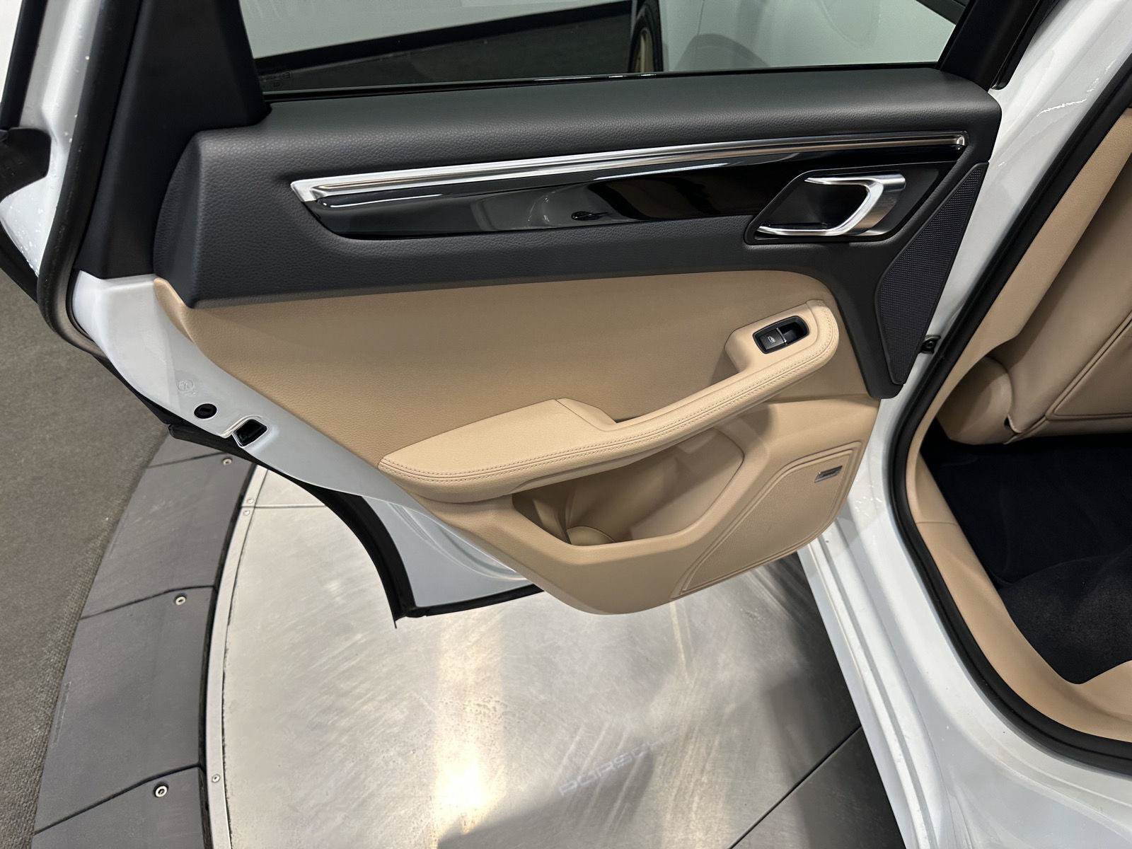 Certified 2025 Porsche Macan AWD/4WD image 33