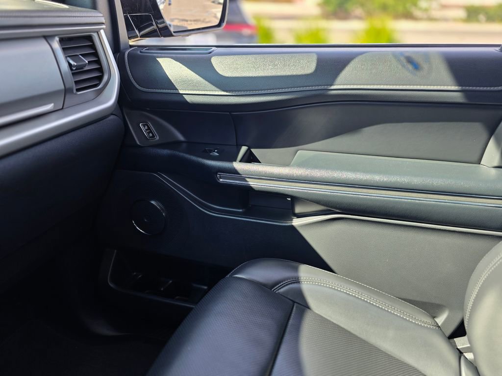 Used 2024 Ford Expedition Max XLT image 27