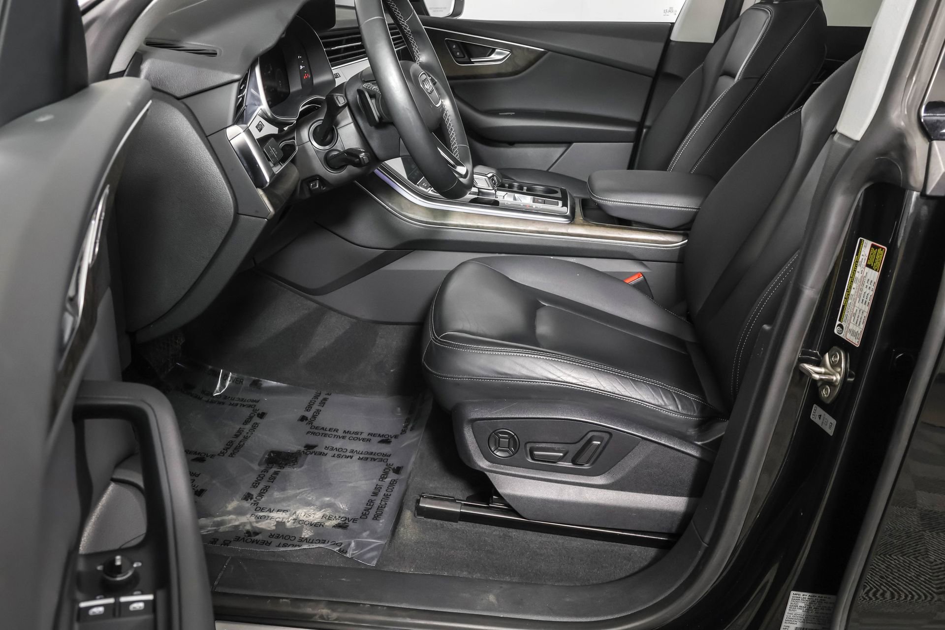 Used 2022 Audi Q8 Premium image 25