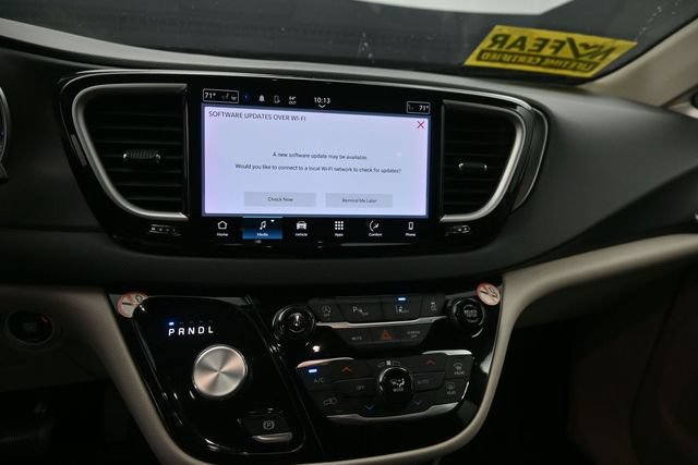 Used 2023 Chrysler Pacifica Touring-L FWD image 17
