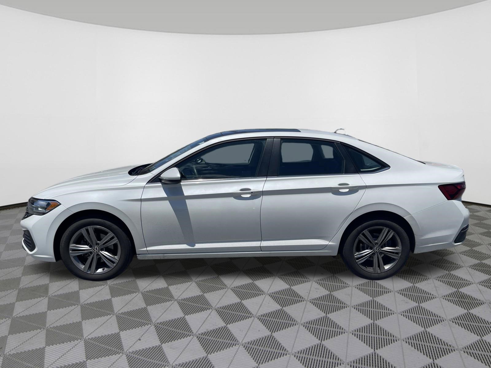 Used 2023 Volkswagen Jetta SE w/ Panoramic Sunroof Package FWD image 4