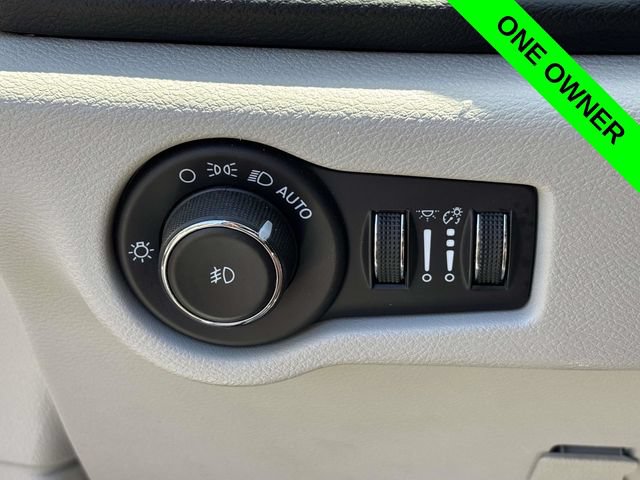 Used 2023 Chrysler Pacifica Touring-L FWD image 11