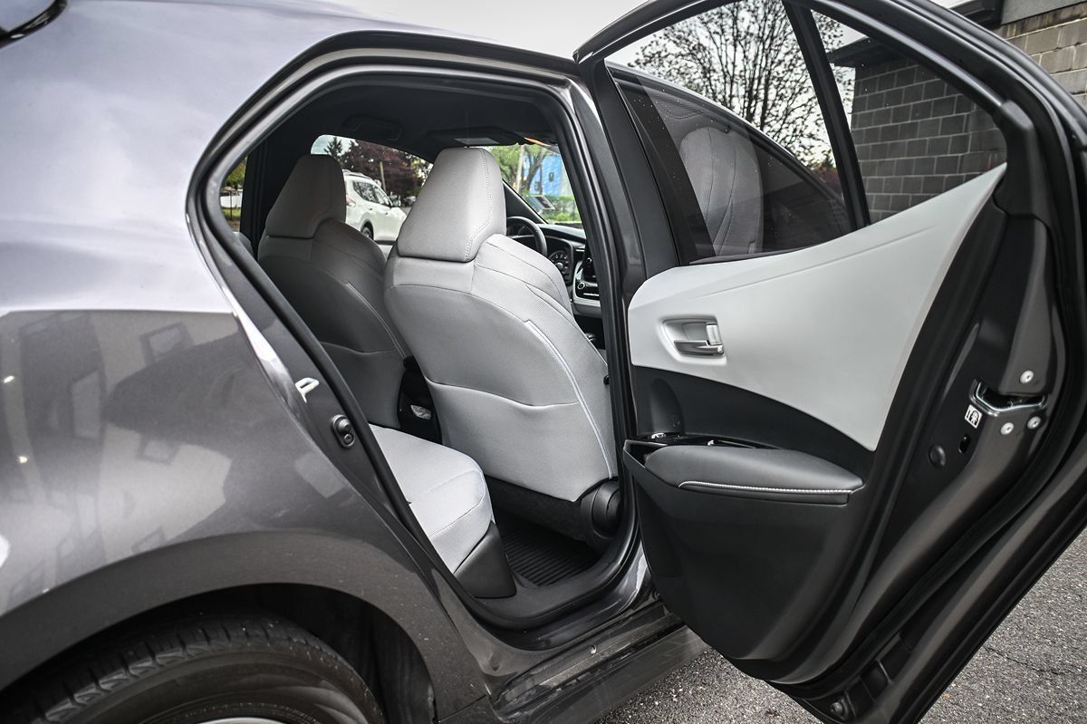 Used 2021 Toyota Corolla SE w/ SE Preferred Package FWD image 15