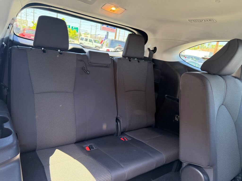 Used 2023 Toyota Highlander LE AWD/4WD image 28