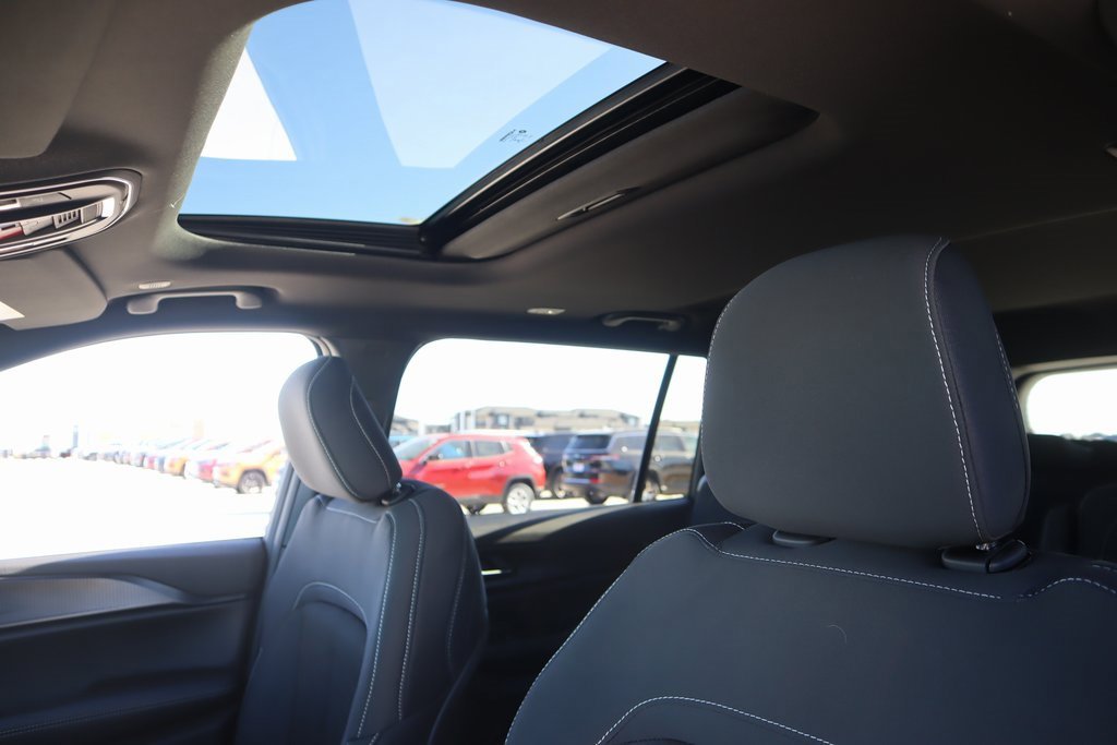 New 2025 Jeep Grand Cherokee L Laredo image 14