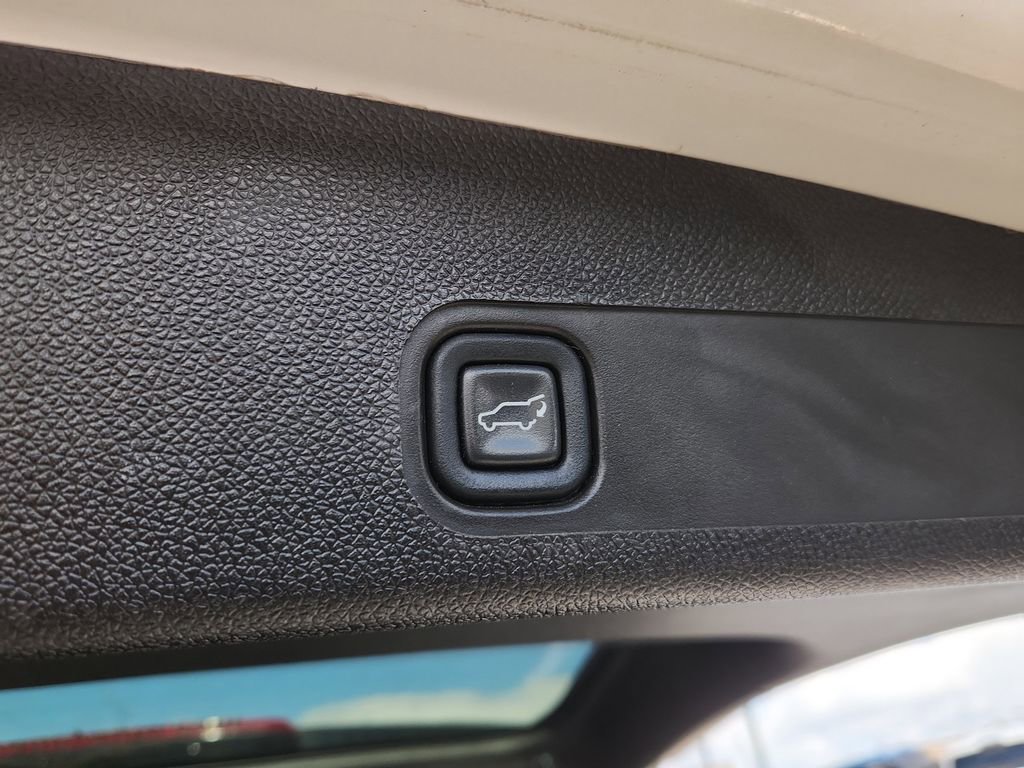 Used 2011 GMC Yukon XL Denali image 16