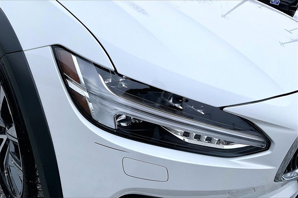 Used 2021 Volvo V90 T6 Cross Country image 31