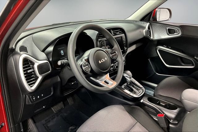 Used 2025 Kia Soul LX w/ LX Technology Package FWD image 16