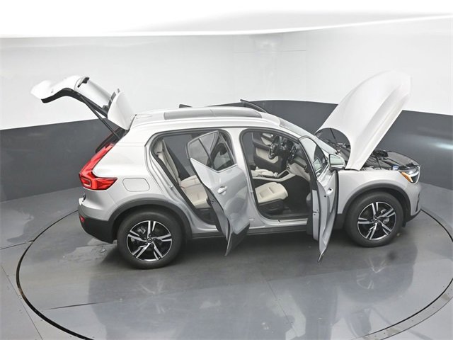 Used 2023 Volvo XC40 B5 Plus image 46