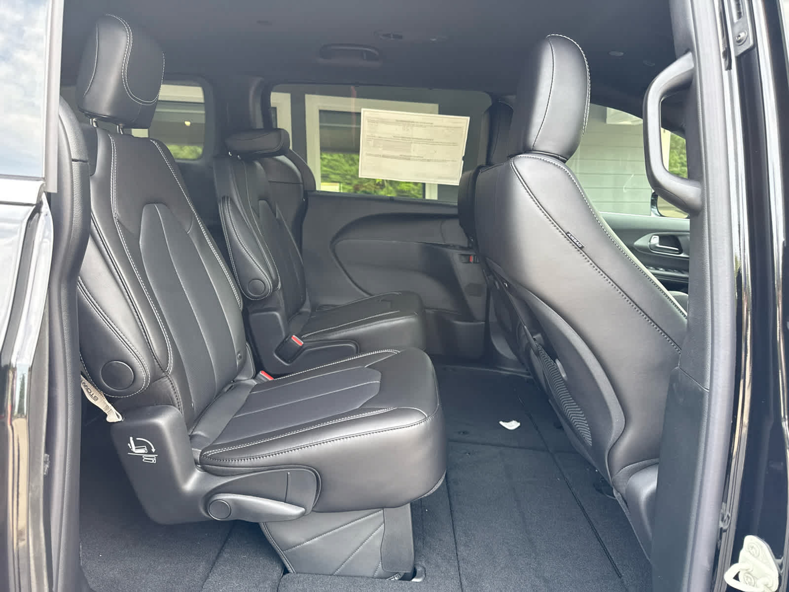 New 2027 Chrysler Pacifica Select AWD/4WD image 16