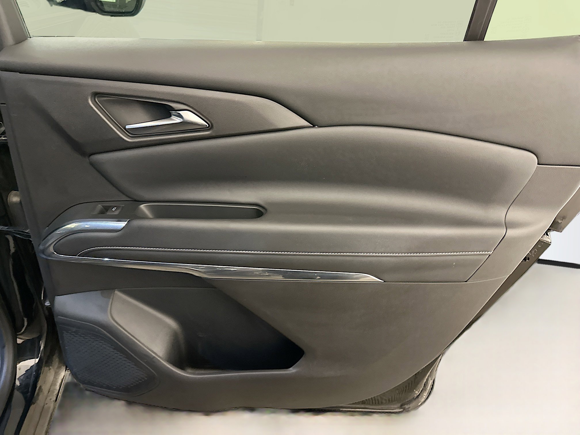 Used 2025 Chevrolet Traverse LT w/ Sun and Wheel Package image 34