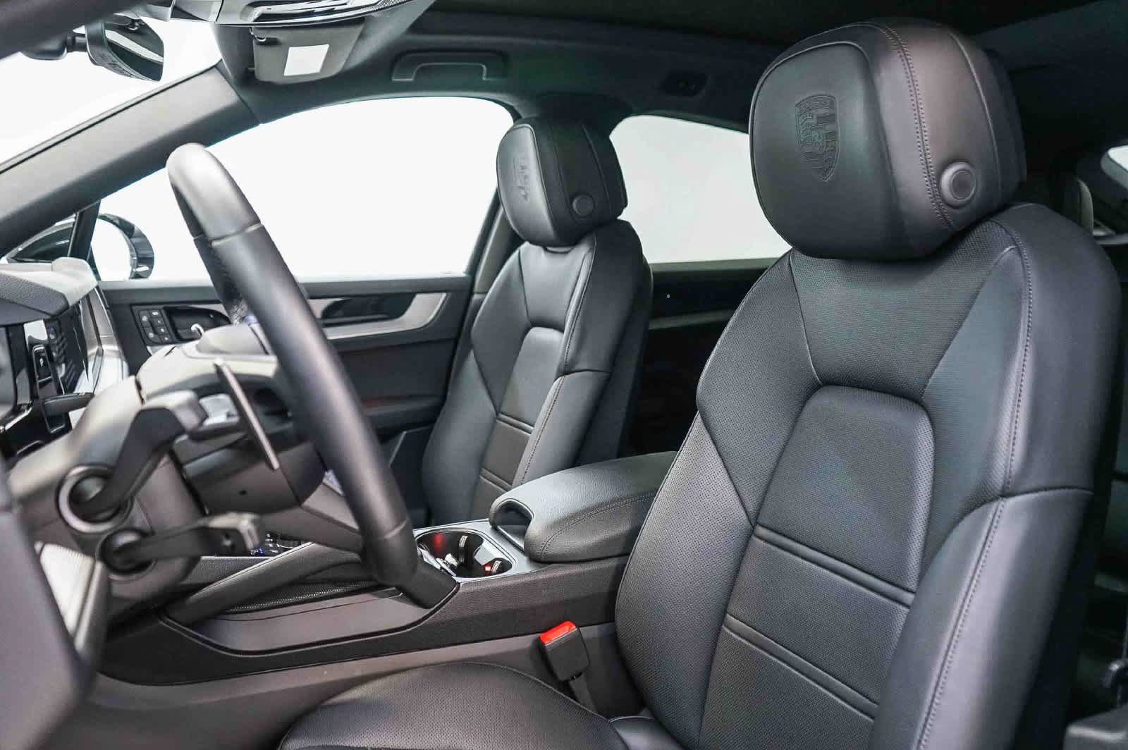 Certified 2026 Porsche Cayenne Coupe AWD/4WD image 5