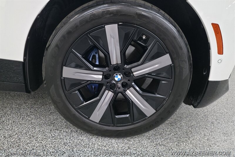 Used 2023 BMW iX xDrive50 w/ Sport Package AWD/4WD image 15