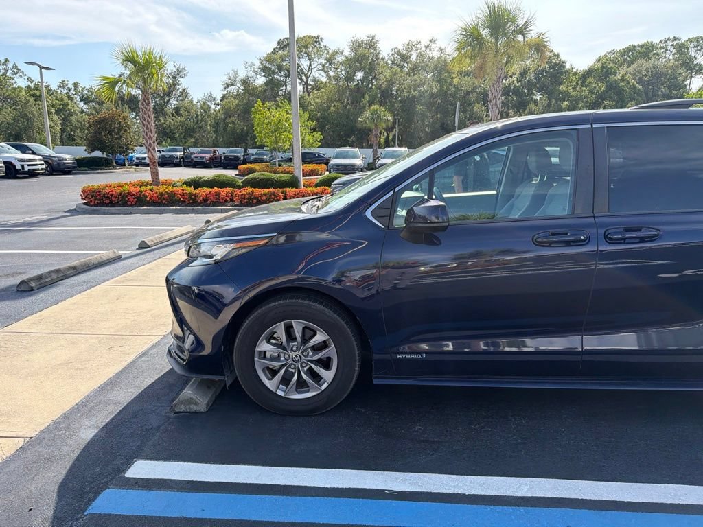 Used 2021 Toyota Sienna LE w/ LE Plus Package AWD/4WD image 4