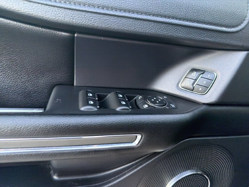 Used 2019 Ford Expedition XLT w/ Equipment Group 202A AWD/4WD image 10
