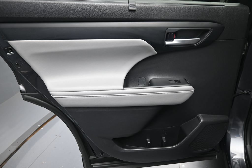 Used 2020 Toyota Highlander XLE FWD image 22