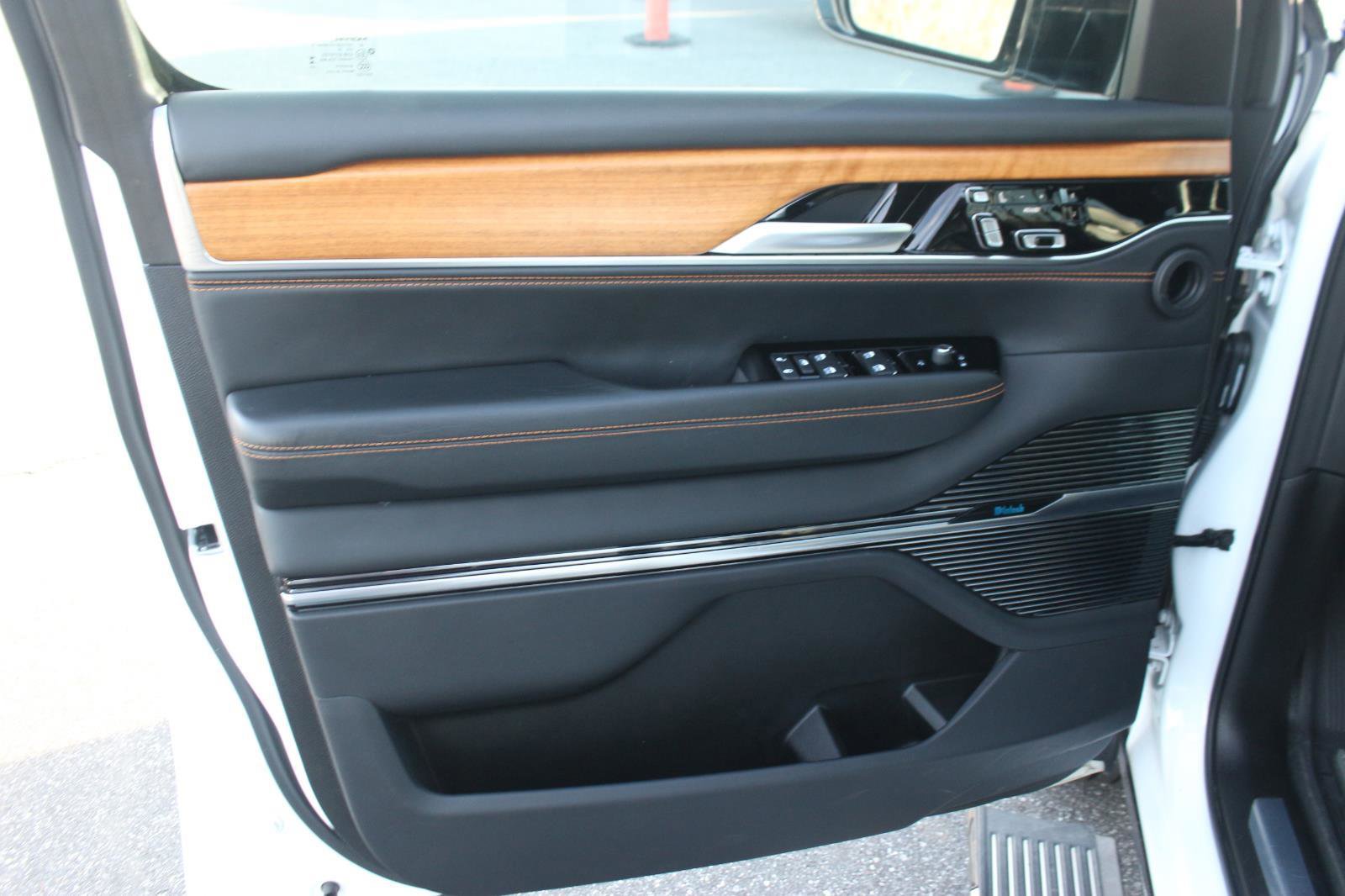 Used 2024 Jeep Grand Wagoneer L Series III image 11