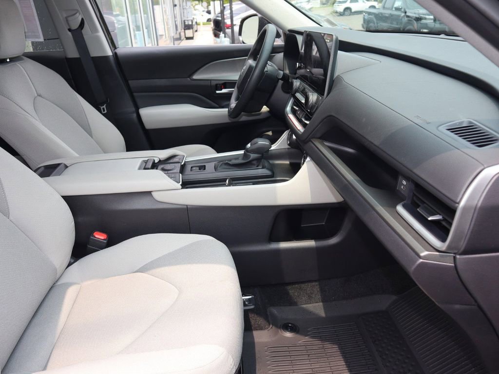 Used 2025 Toyota Grand Highlander AWD image 30