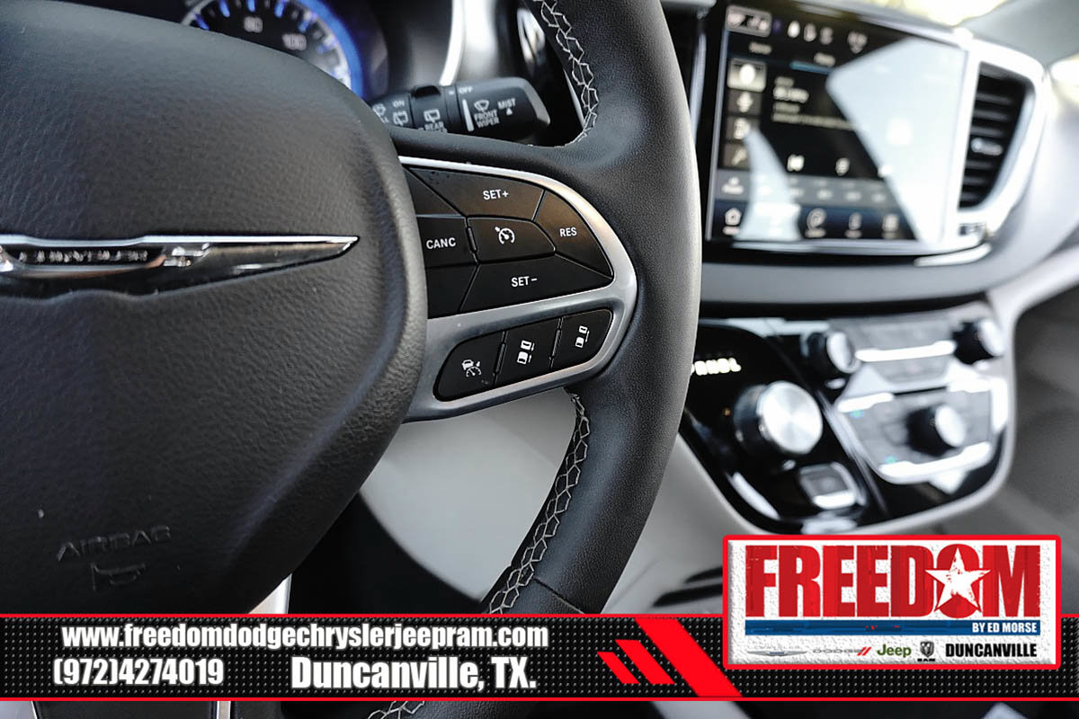 Certified 2024 Chrysler Pacifica Touring-L FWD image 27