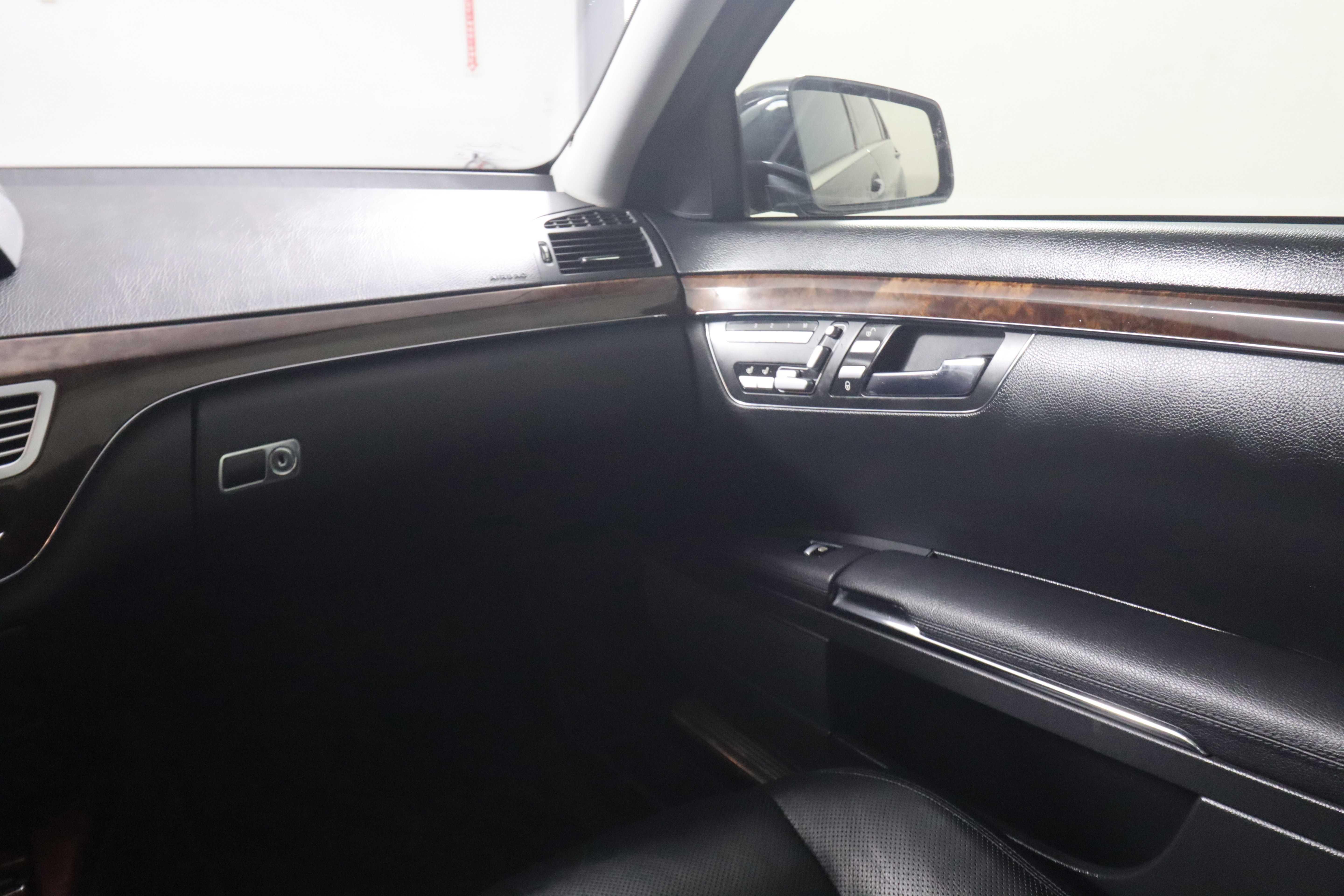 Used 2011 Mercedes-Benz S 550 4MATIC image 12