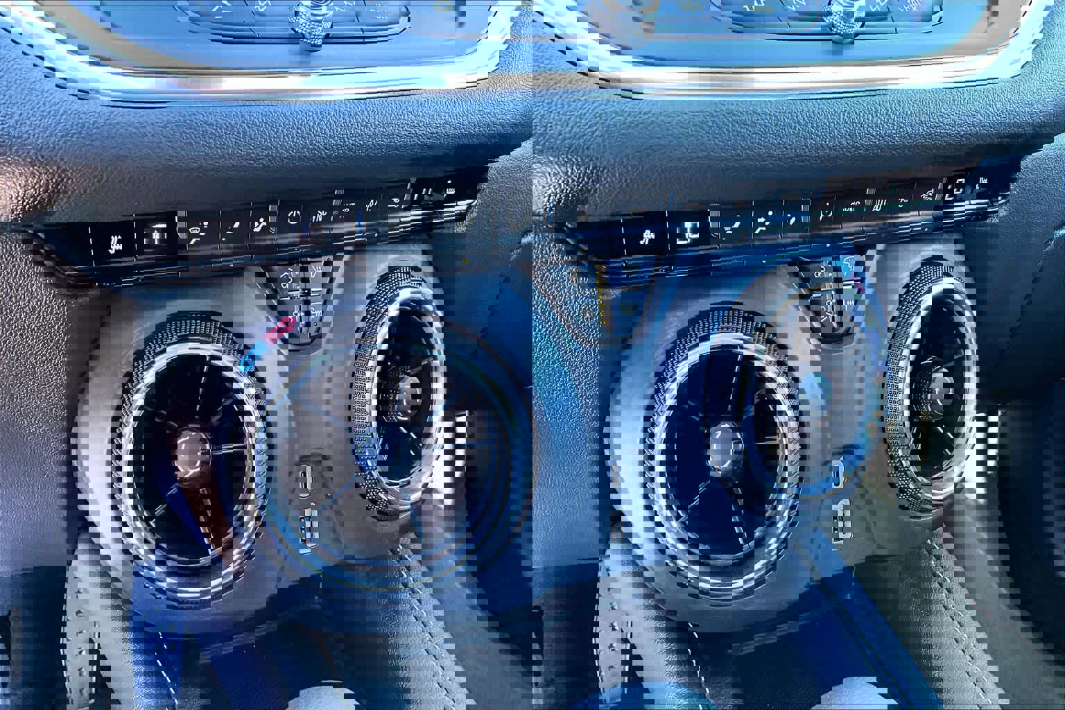 Used 2025 Chevrolet Blazer LT image 34