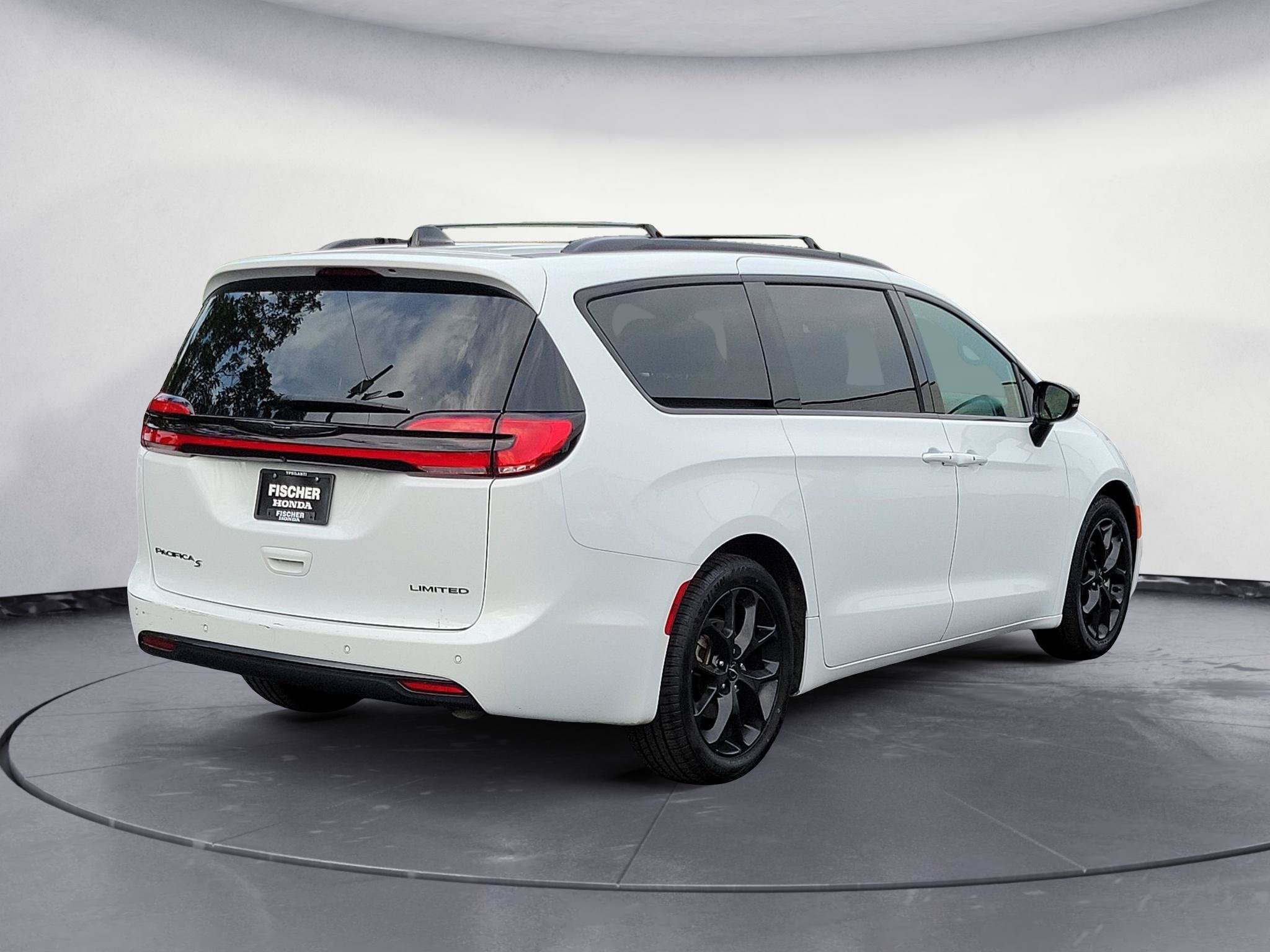 Used 2025 Chrysler Pacifica Limited FWD image 3