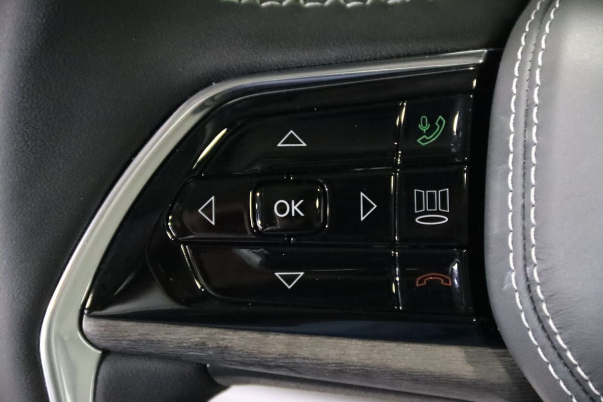 Used 2023 Jeep Grand Cherokee Overland AWD/4WD image 19