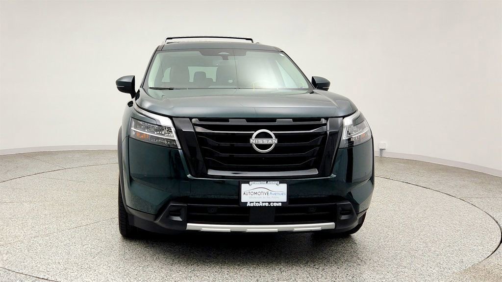 Used 2023 Nissan Pathfinder Platinum w/ Black Appearance Package AWD/4WD image 2