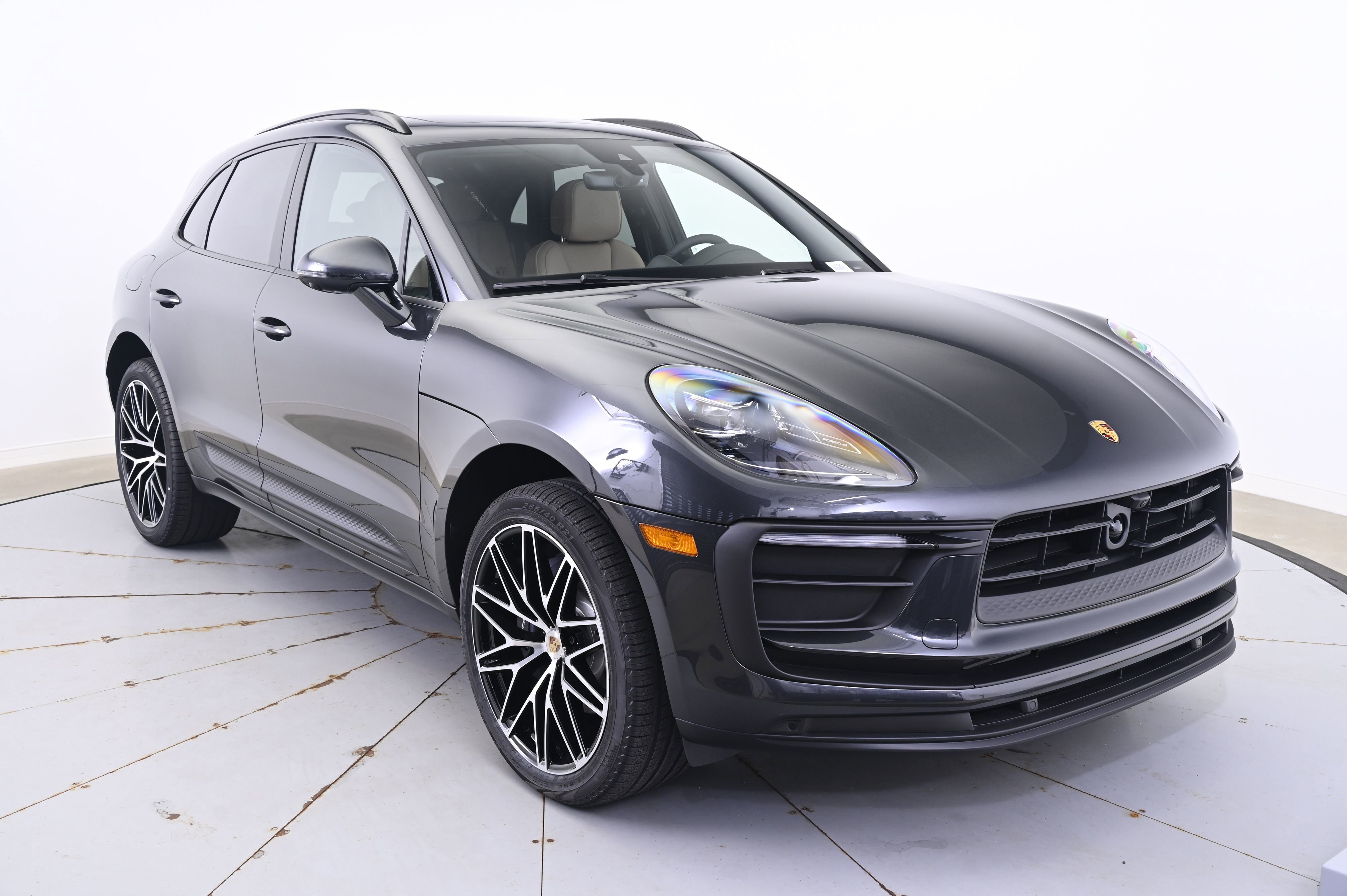 Certified 2025 Porsche Macan image 9