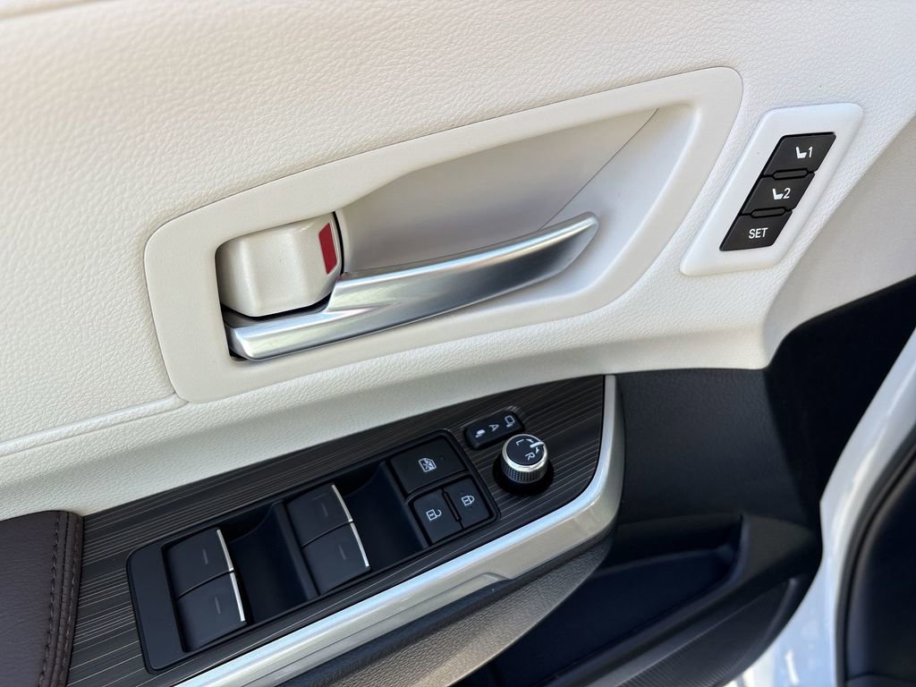 Used 2024 Toyota Sienna Platinum image 27