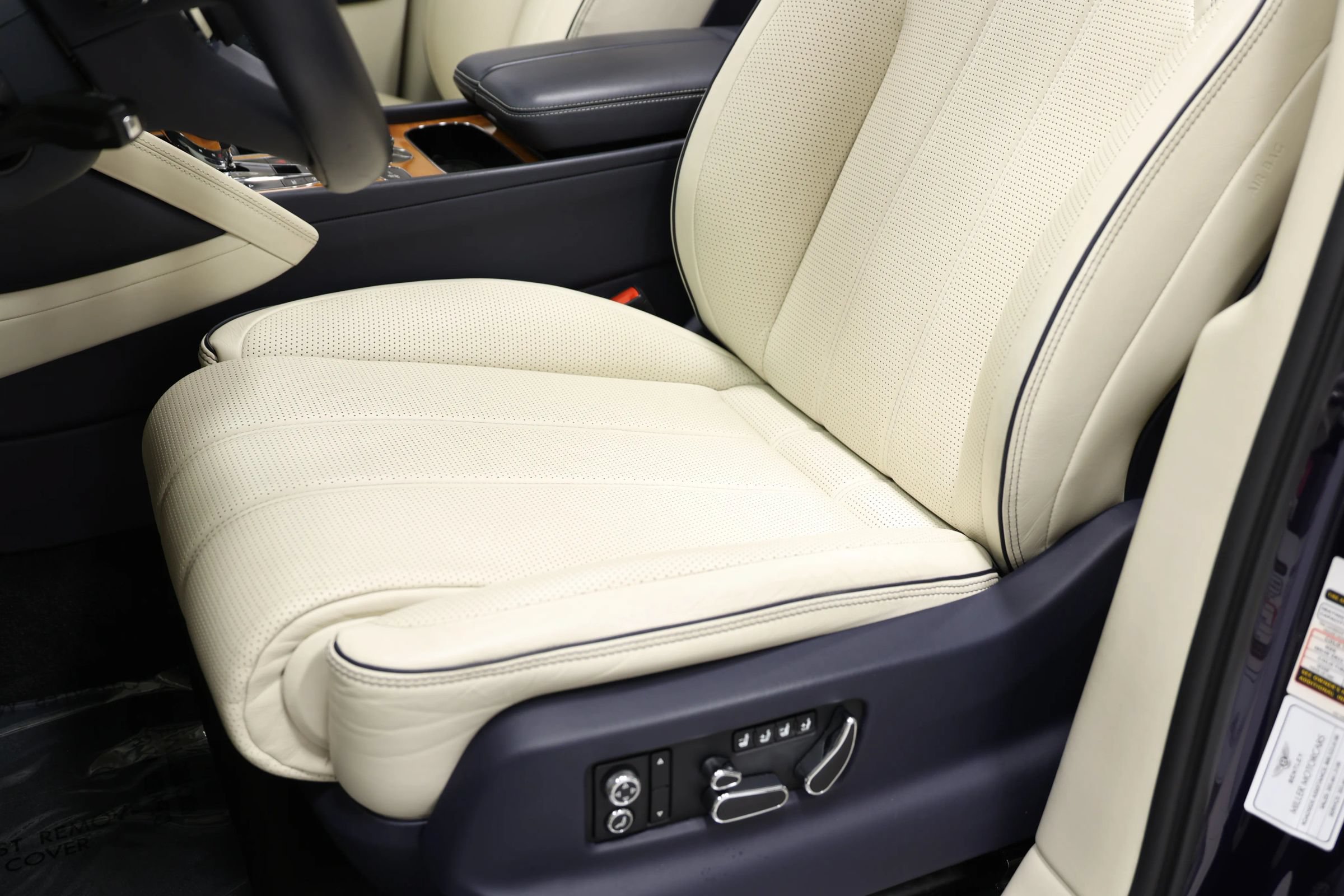 Used 2021 Bentley Bentayga w/ First Edition Specification AWD/4WD image 22