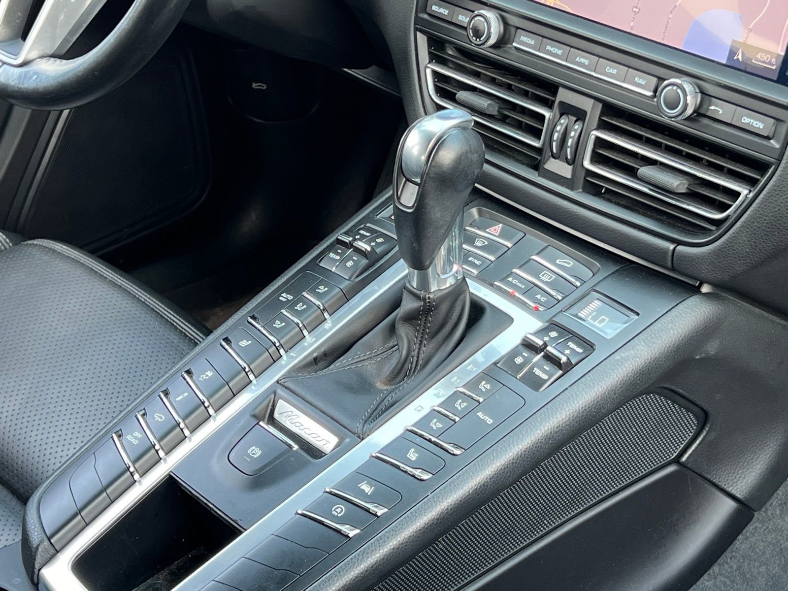 Certified 2020 Porsche Macan image 32