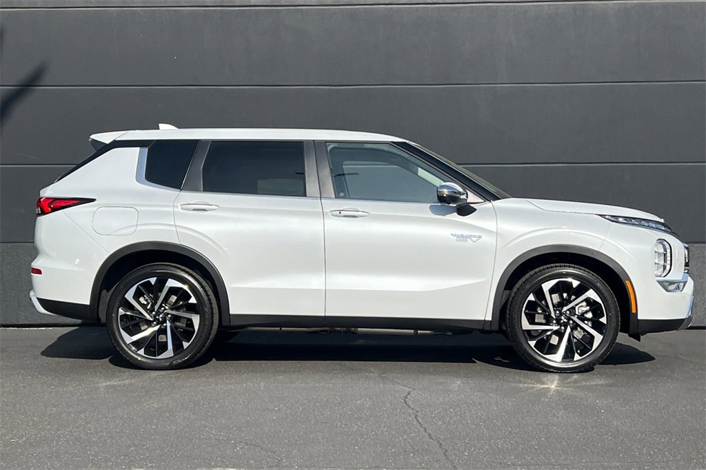 New 2025 Mitsubishi Outlander SE image 4