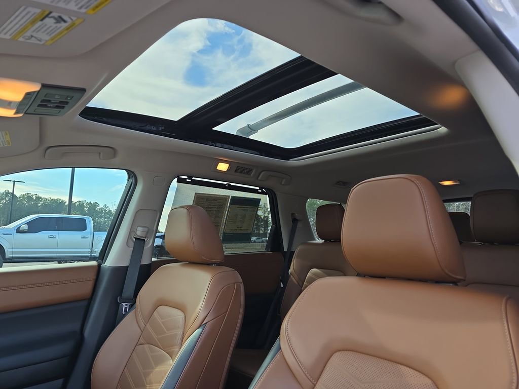 Used 2024 Nissan Pathfinder Platinum w/ Black Appearance Package image 35