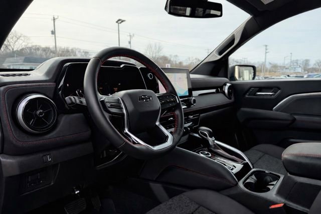 Used 2025 Chevrolet Colorado Z71 AWD/4WD image 12