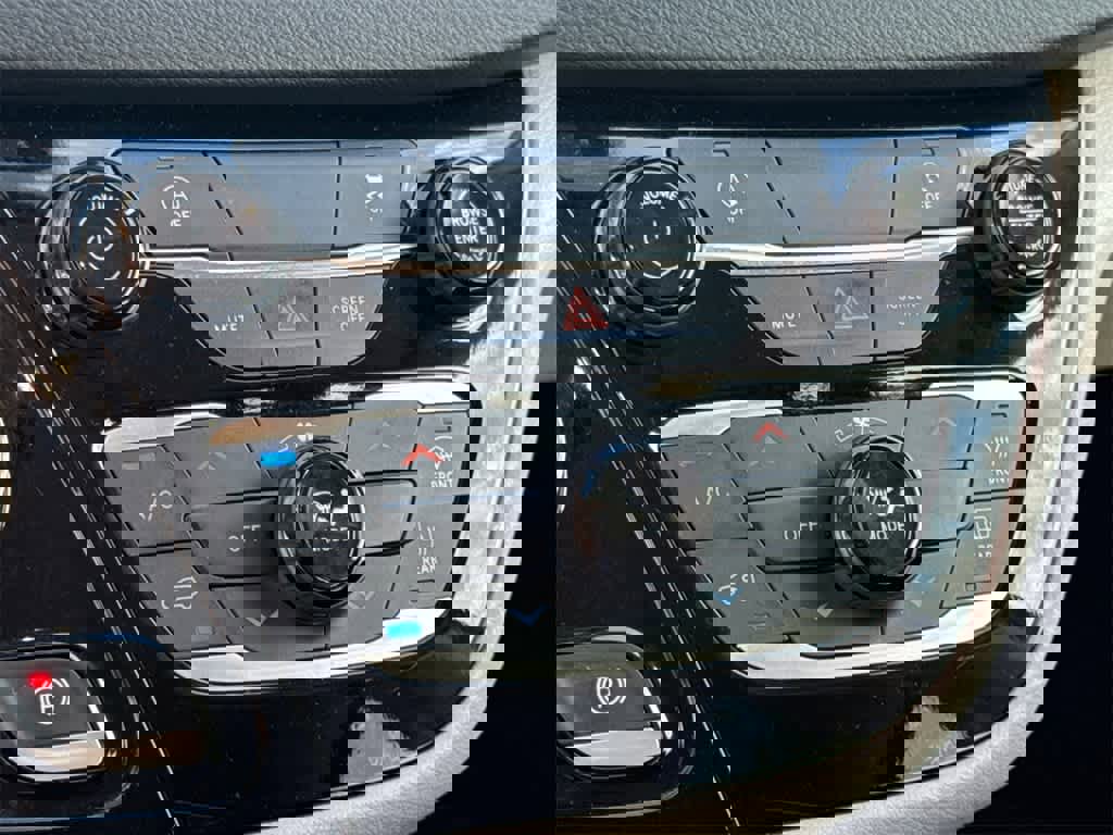 Used 2023 Chrysler Voyager LX image 29