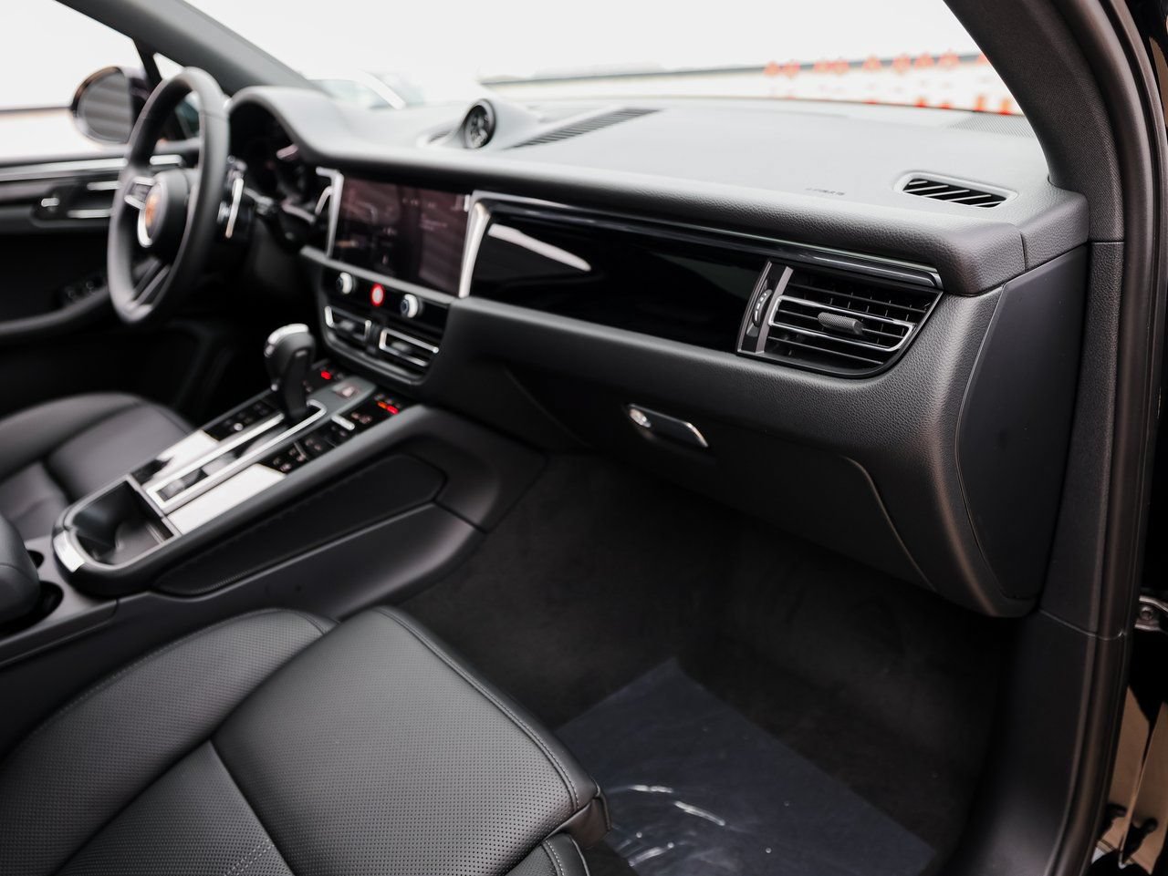Certified 2026 Porsche Macan AWD/4WD image 27