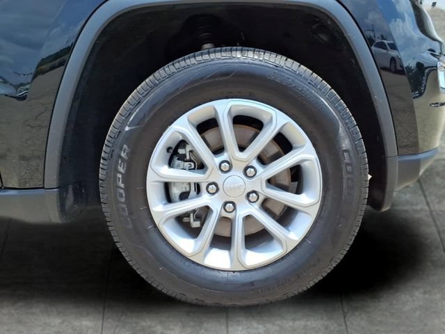Used 2021 Jeep Grand Cherokee Laredo AWD/4WD image 9
