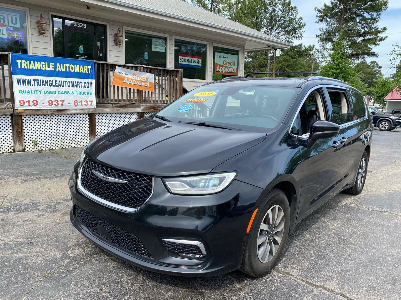 Used 2021 Chrysler Pacifica Touring-L FWD image 2