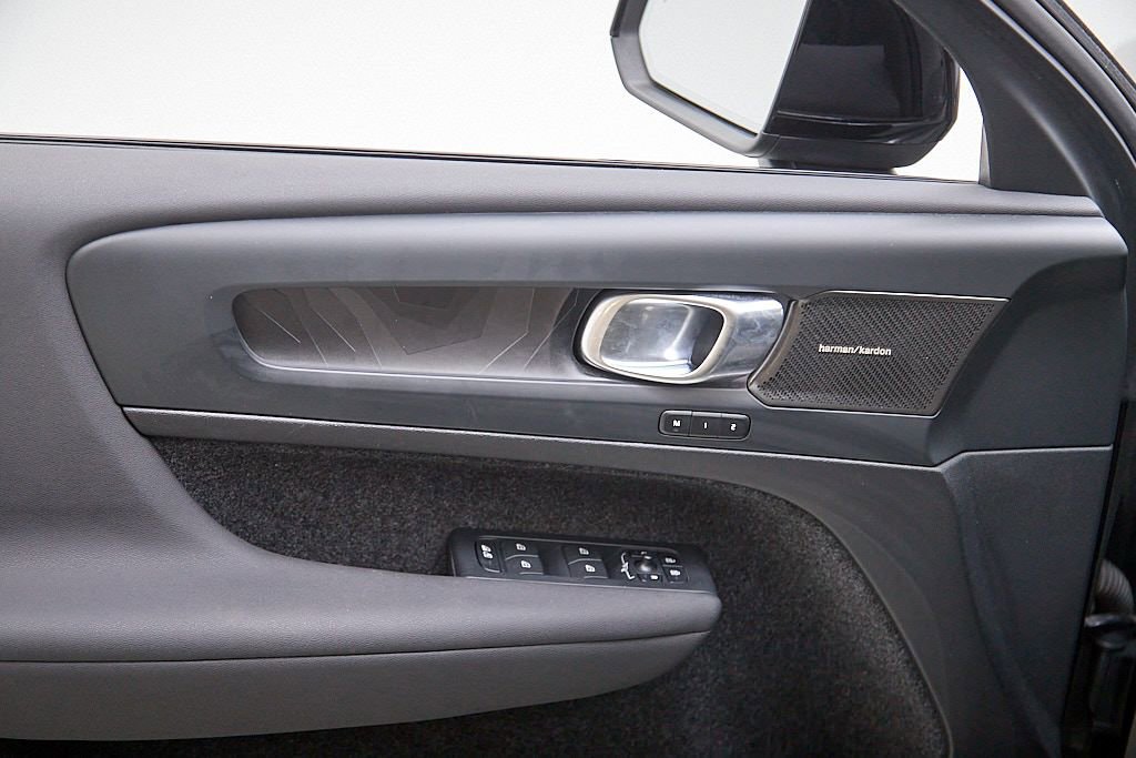 Certified 2023 Volvo XC40 Recharge Ultimate image 11